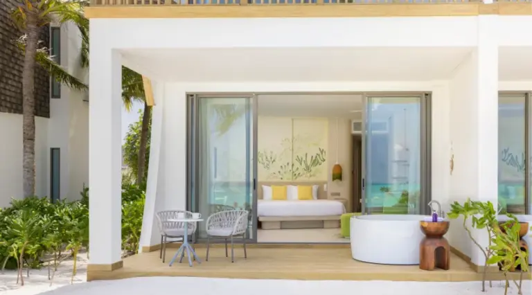 06 cmlm mirage beachfront room with jacuzzi 01 (1).jpg