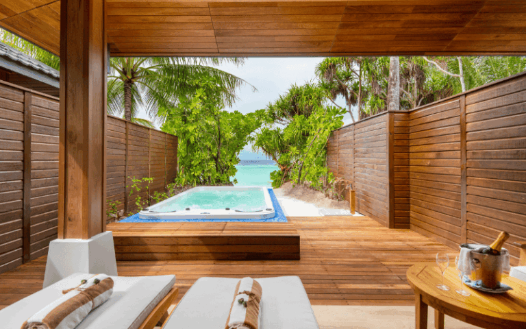 beach suite w jacuzzi (6) compressed